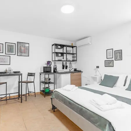 -Free Pool And Parking- Garda House Apartments Castelnuovo del Garda Exterior photo