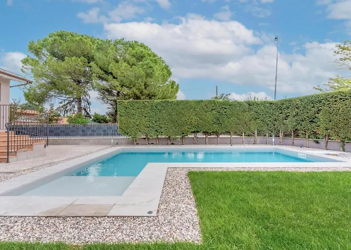 -Free Pool And Parking- Garda House Apartments