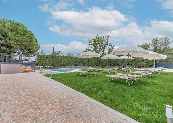 -Free Pool And Parking- Garda House Apartments