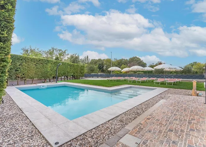 -Free Pool And Parking- Garda House Apartments