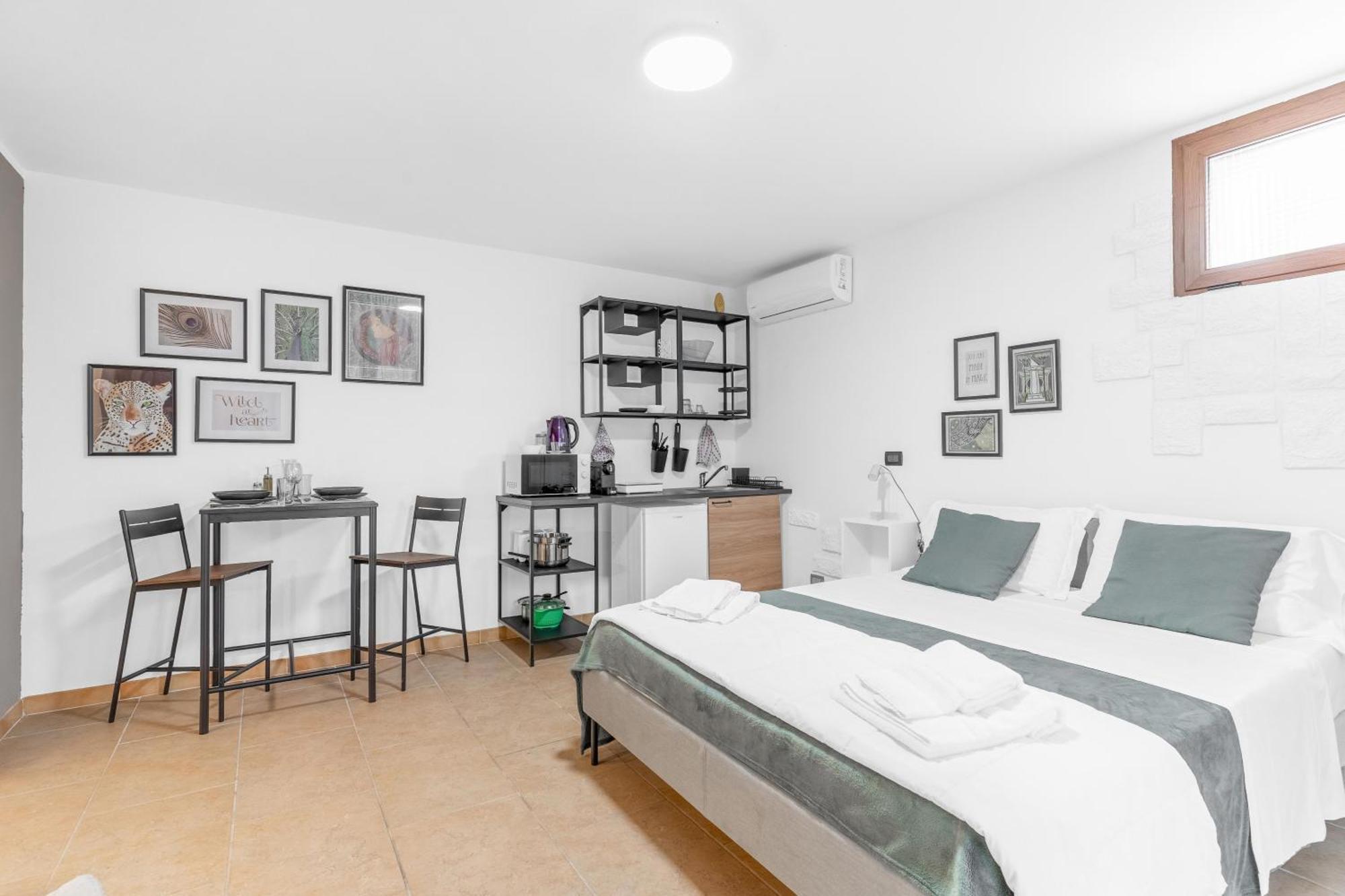 -free Pool And Parking- Garda House